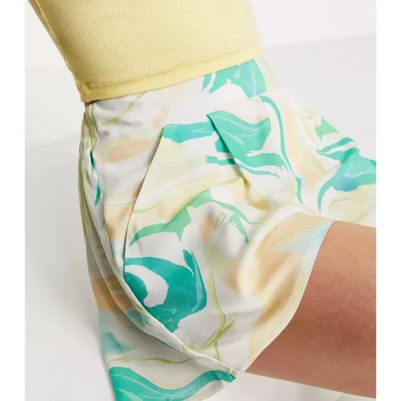 NWT ASOS | High Rise Printed Shorts - Picture 4 of 8